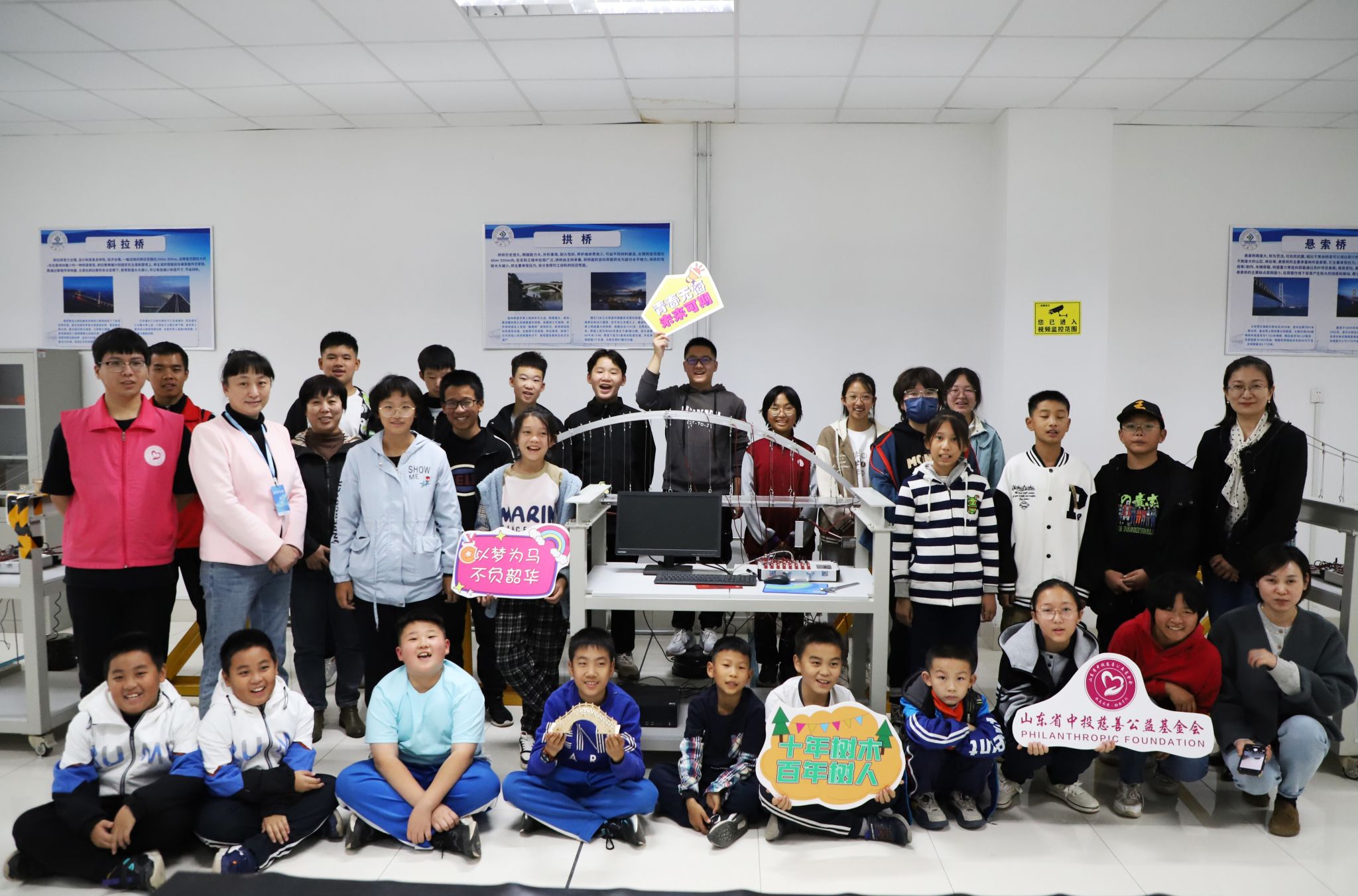 同学老师合影.jpeg 同学老师合影.jpeg